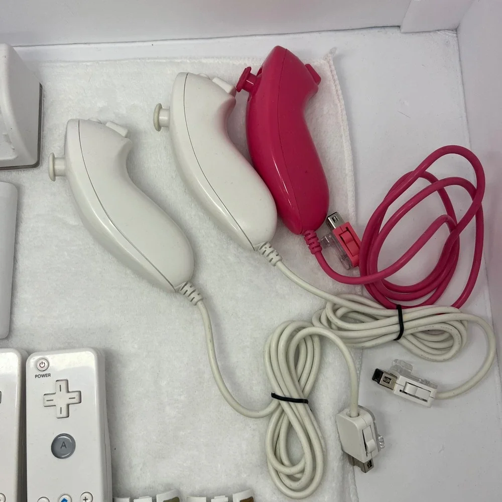 After Market Wii Accessory Bundle Lot White Fair Untested Remotes Nunchucks Dock